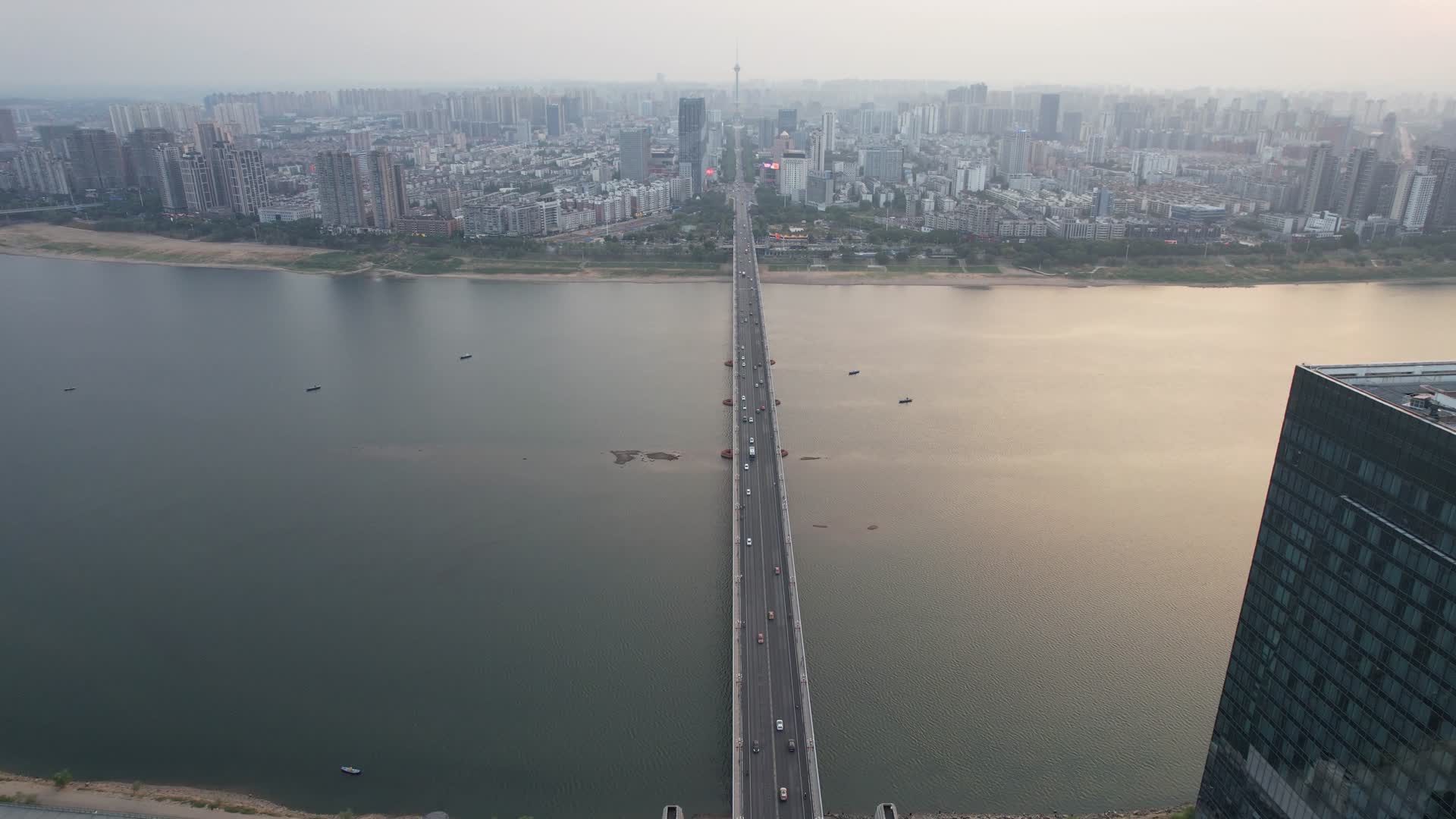 航拍湖南株洲大桥交通视频的预览图
