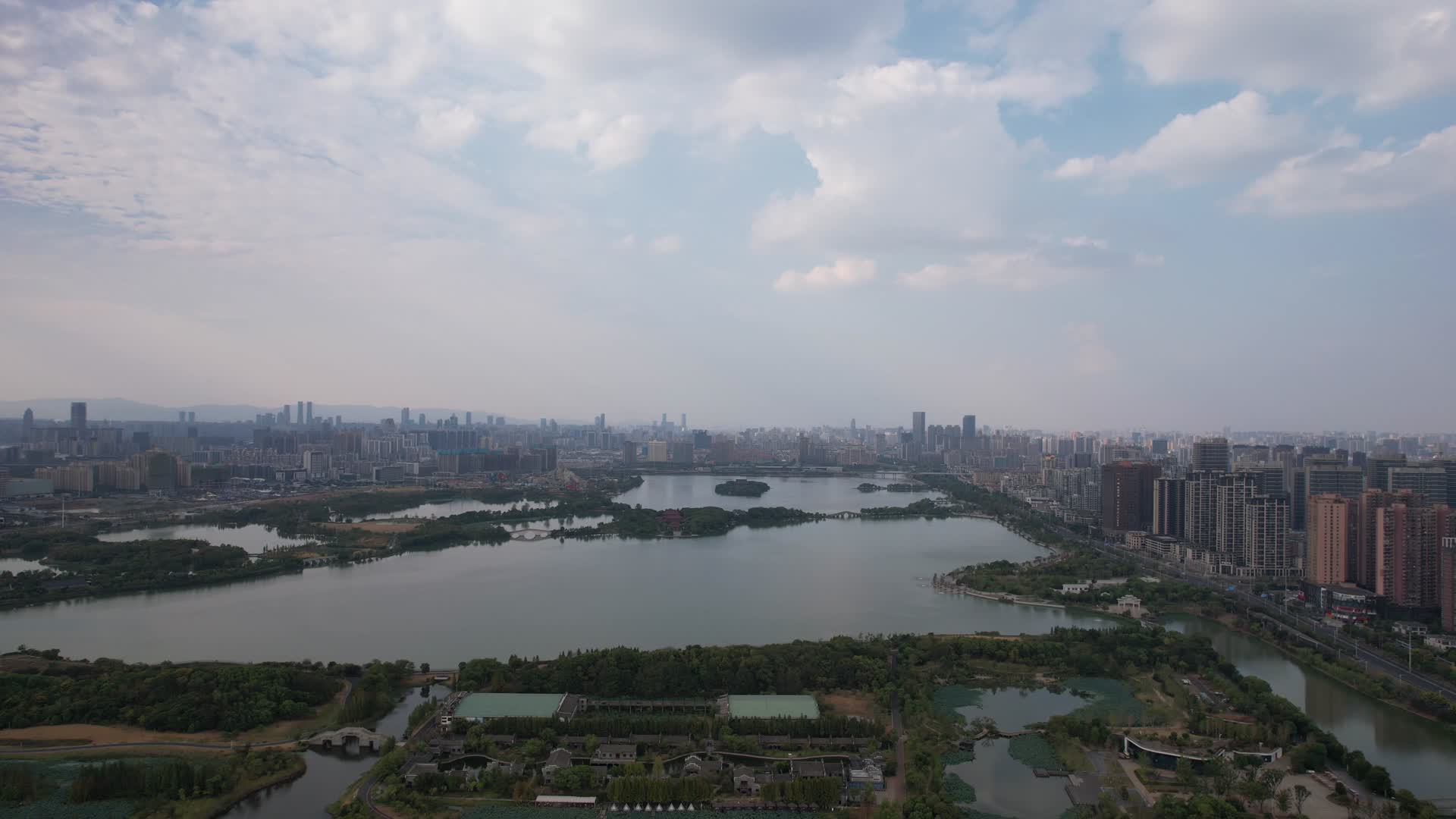 航拍江西南昌象湖湿地公园视频的预览图