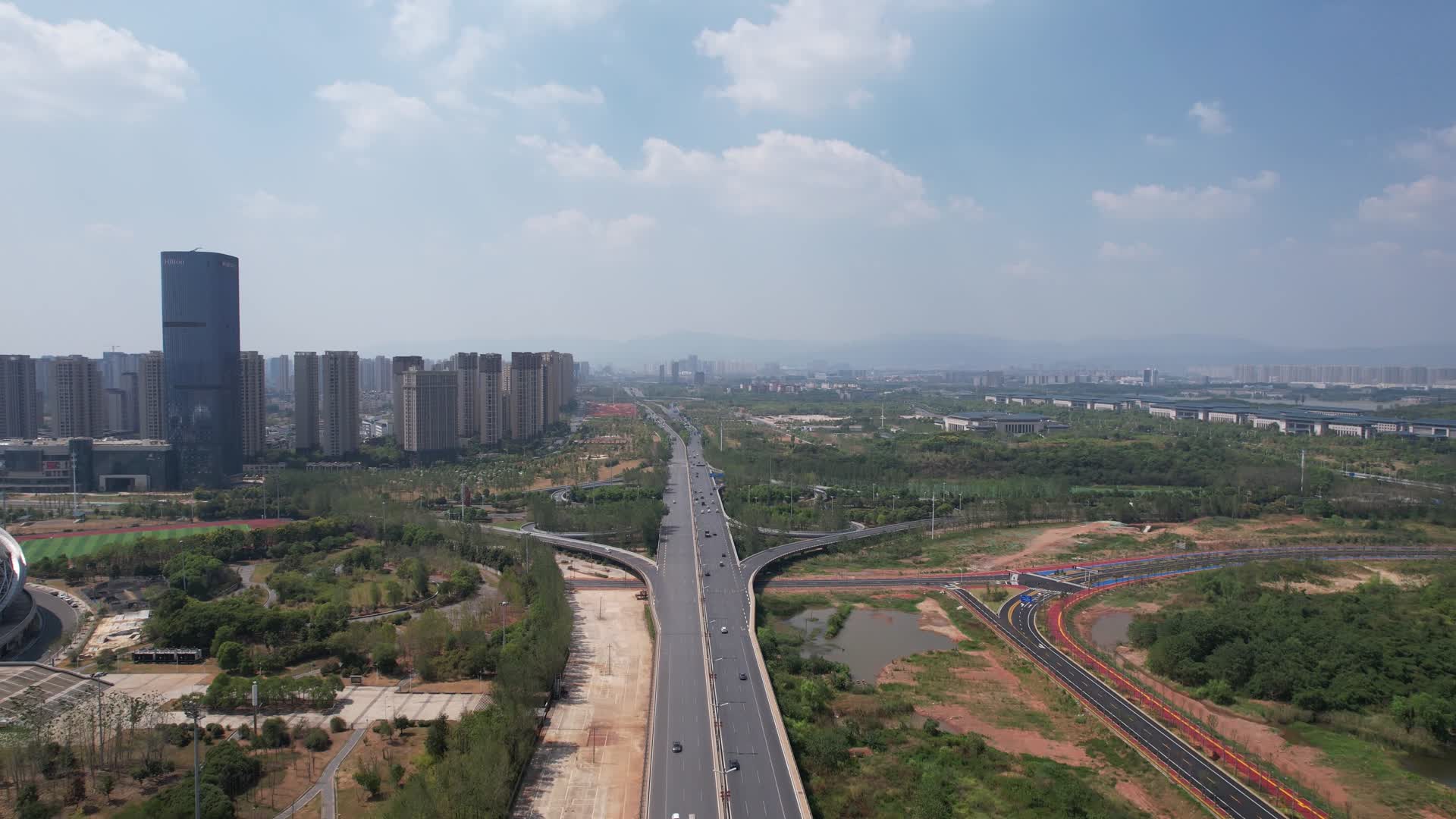 航拍江西南昌城市建设视频的预览图