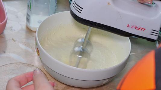 奶油机打蛋器打发奶油视频的预览图