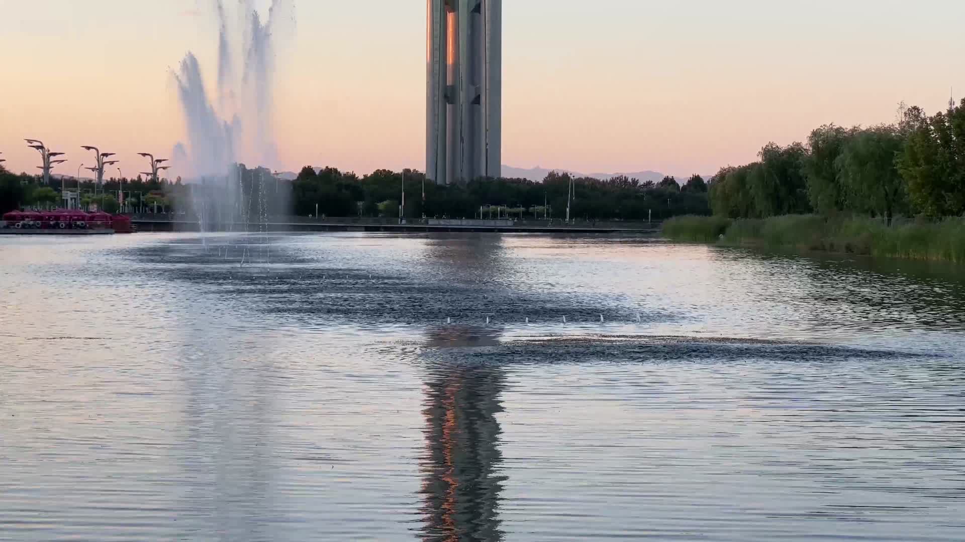 喷泉湖景湖水城市景观视频的预览图