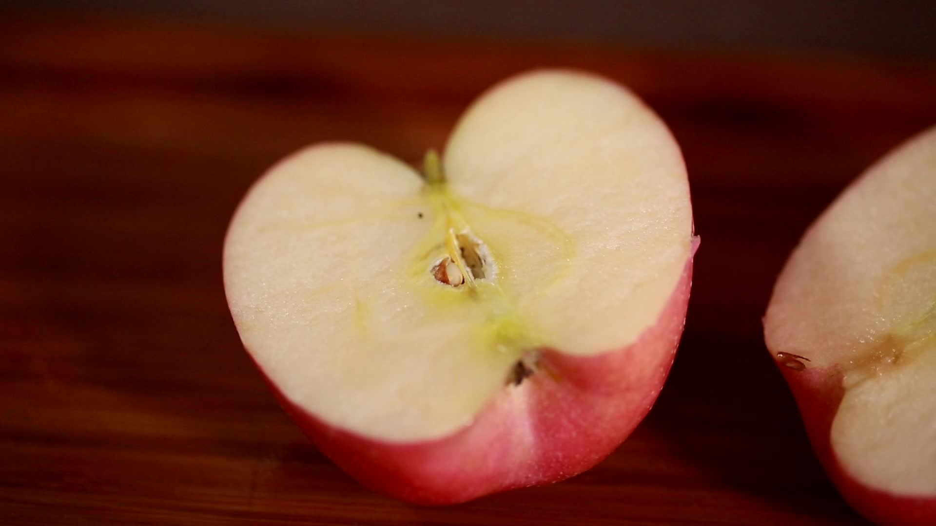 苹果切块削苹果洗苹果国光富士视频的预览图