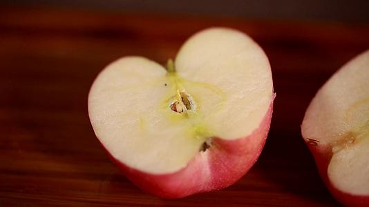 苹果切块削苹果洗苹果国光富士视频的预览图