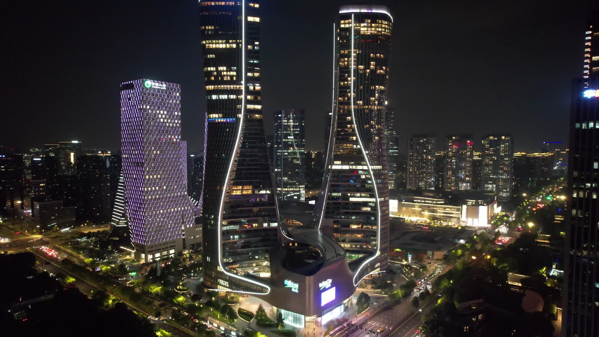 航拍浙江杭州市民广场来福士广场夜景视频的预览图