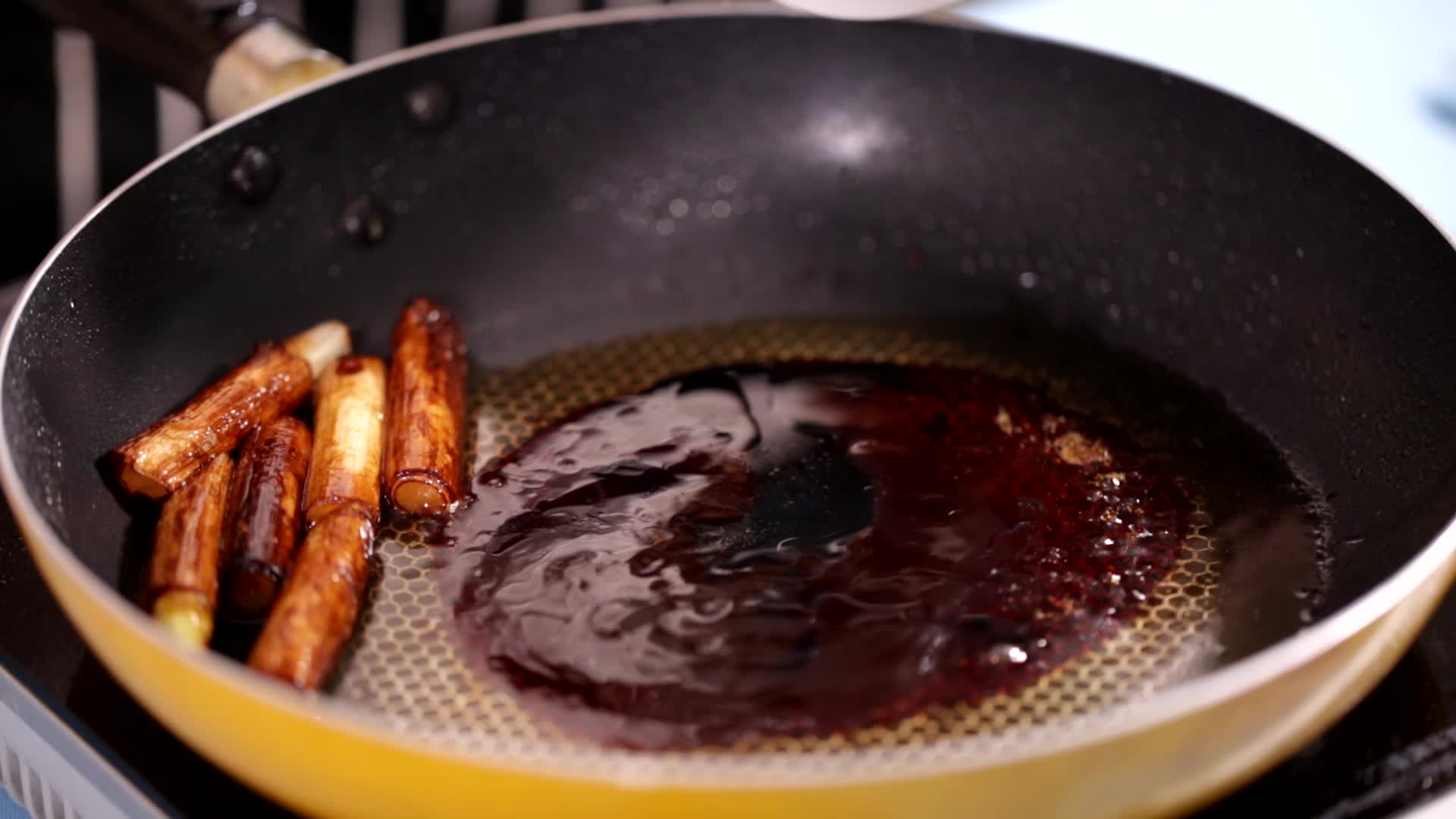 平底锅用葱花葱段炸葱油视频的预览图