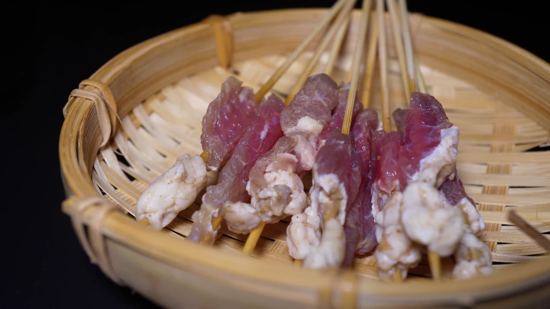 牛肉串小串肉串钵钵鸡炸串烤串美食视频的预览图