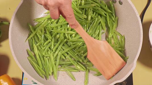 切扁豆丝炒豆角家常菜美食做菜视频的预览图