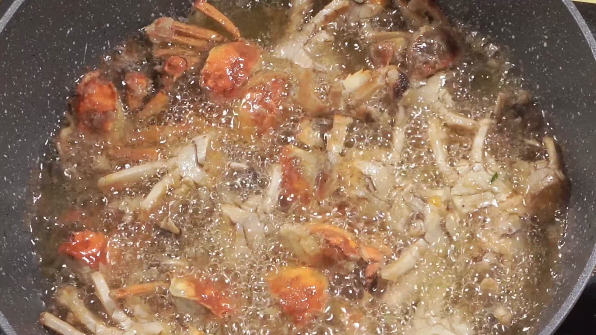 螃蟹裹淀粉下油锅炸香辣蟹炸大闸蟹视频的预览图