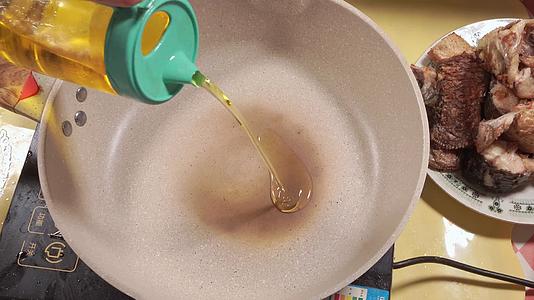 起锅烧油锅里倒底油食用油视频的预览图