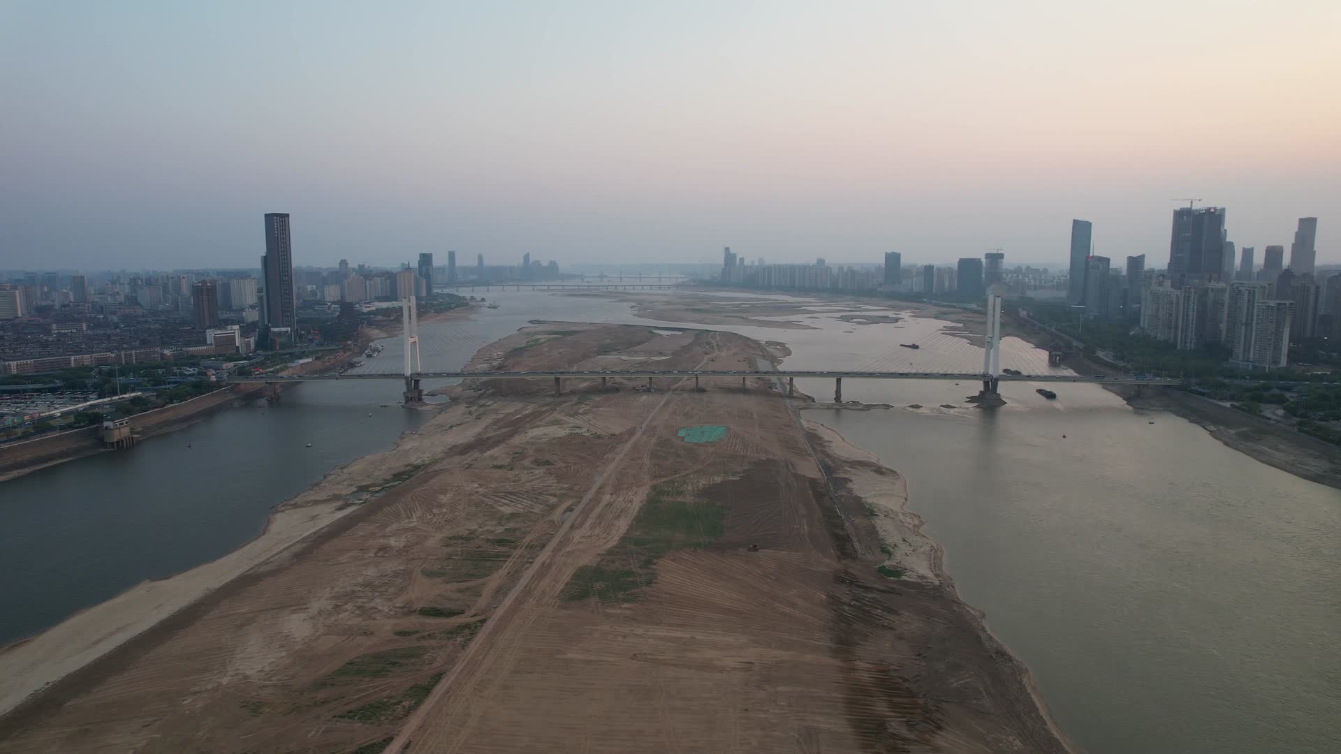 航拍江西南昌赣江城市大景视频的预览图