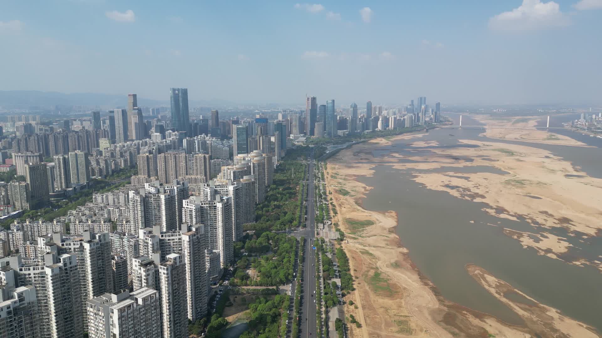 航拍江西南昌城市大景视频的预览图