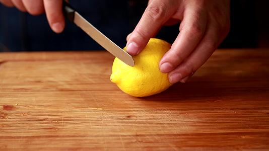 切柠檬削柠檬皮维生素C水果视频的预览图