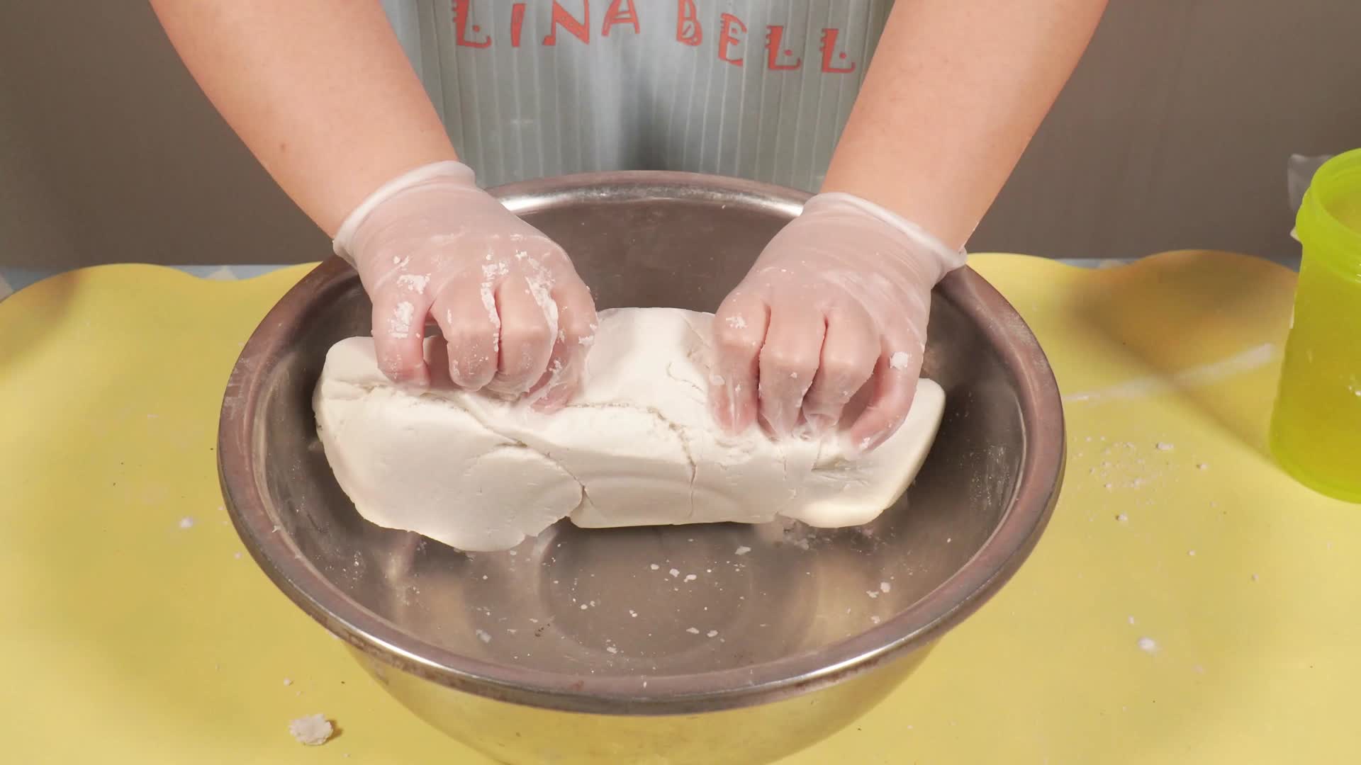 清水加糯米粉和面揉面面粉做汤圆包元宵视频的预览图
