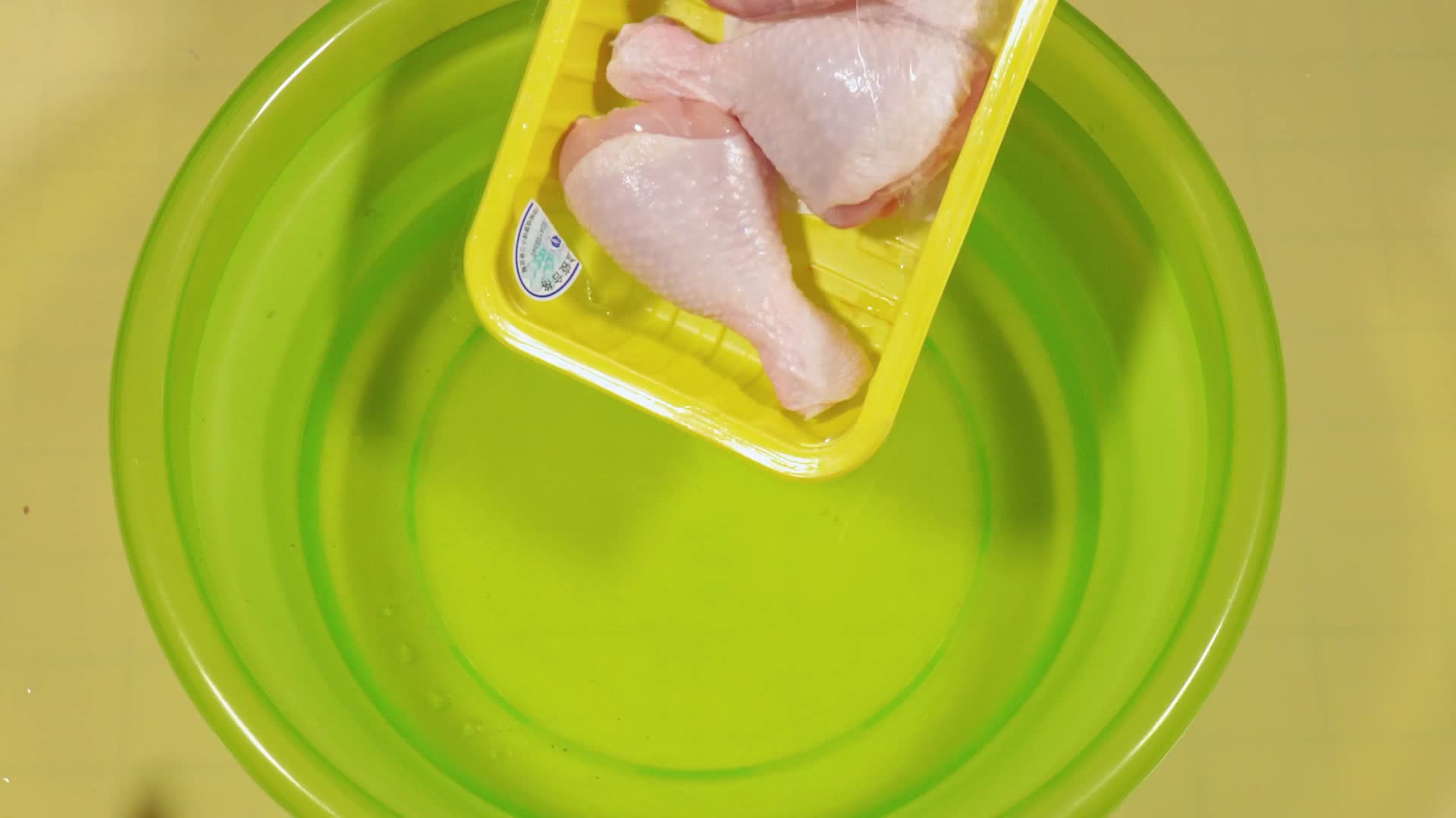 清洗鸡腿琵琶腿去皮剔骨鸡肉健身处理食材视频的预览图