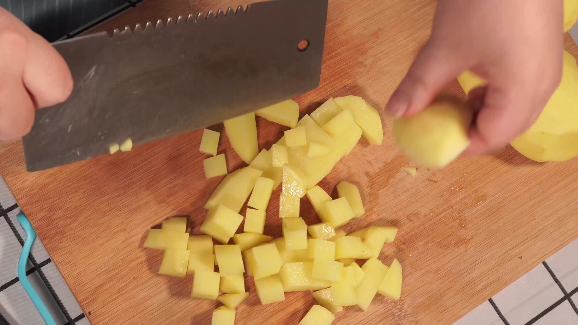切土豆定土豆块处理马铃薯视频的预览图
