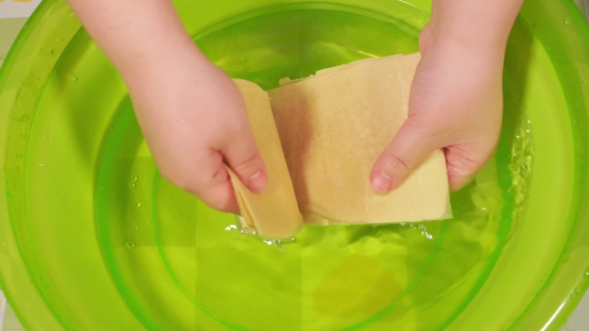清洗干豆皮千张豆制品视频的预览图