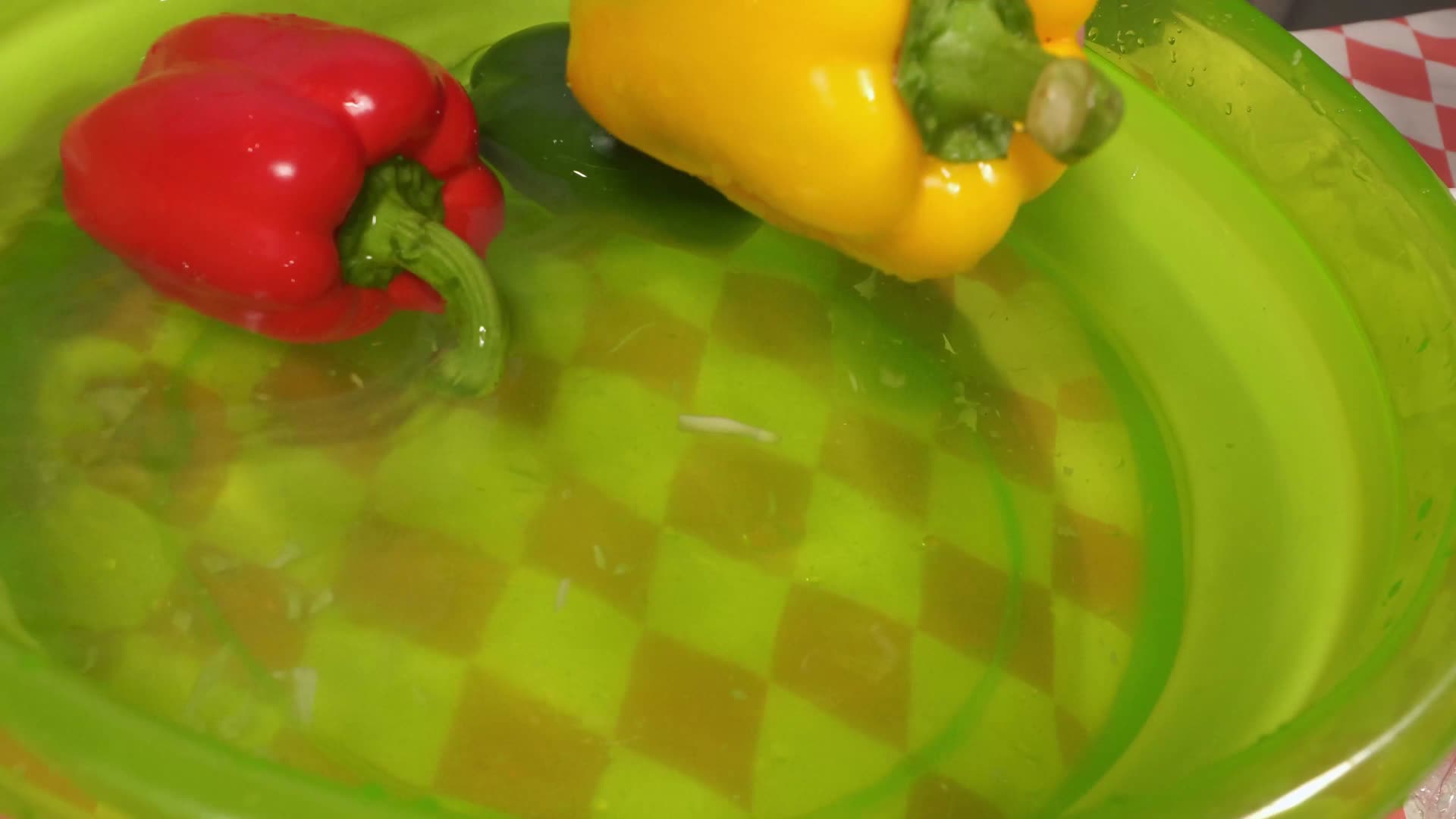 清洗彩椒甜椒柿子椒去籽洗菜视频的预览图