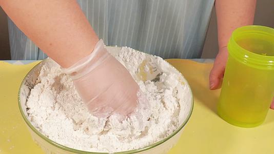 清水加糯米粉和面揉面面粉做汤圆包元宵视频的预览图