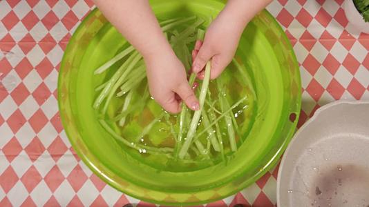 清水清洗芹菜香芹蔬菜视频的预览图