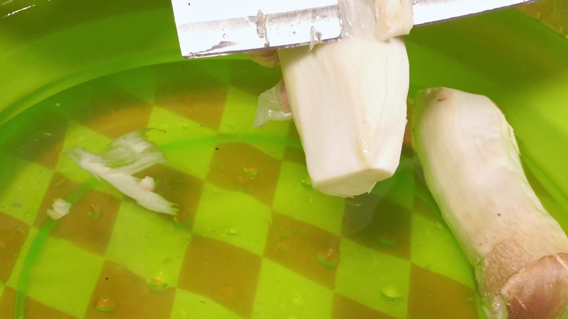 清洗处理杏鲍菇鸡腿菇蘑菇食用菌视频的预览图