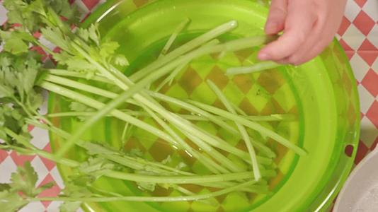 清水清洗芹菜香芹蔬菜视频的预览图