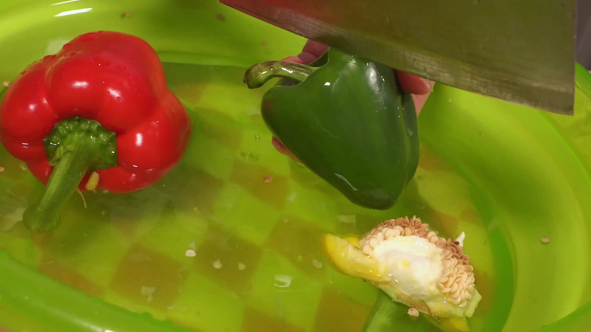 清洗彩椒甜椒柿子椒去籽洗菜视频的预览图