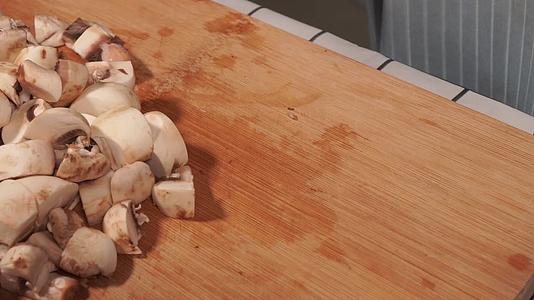 切口蘑丁蘑菇切块切蘑菇丁视频的预览图