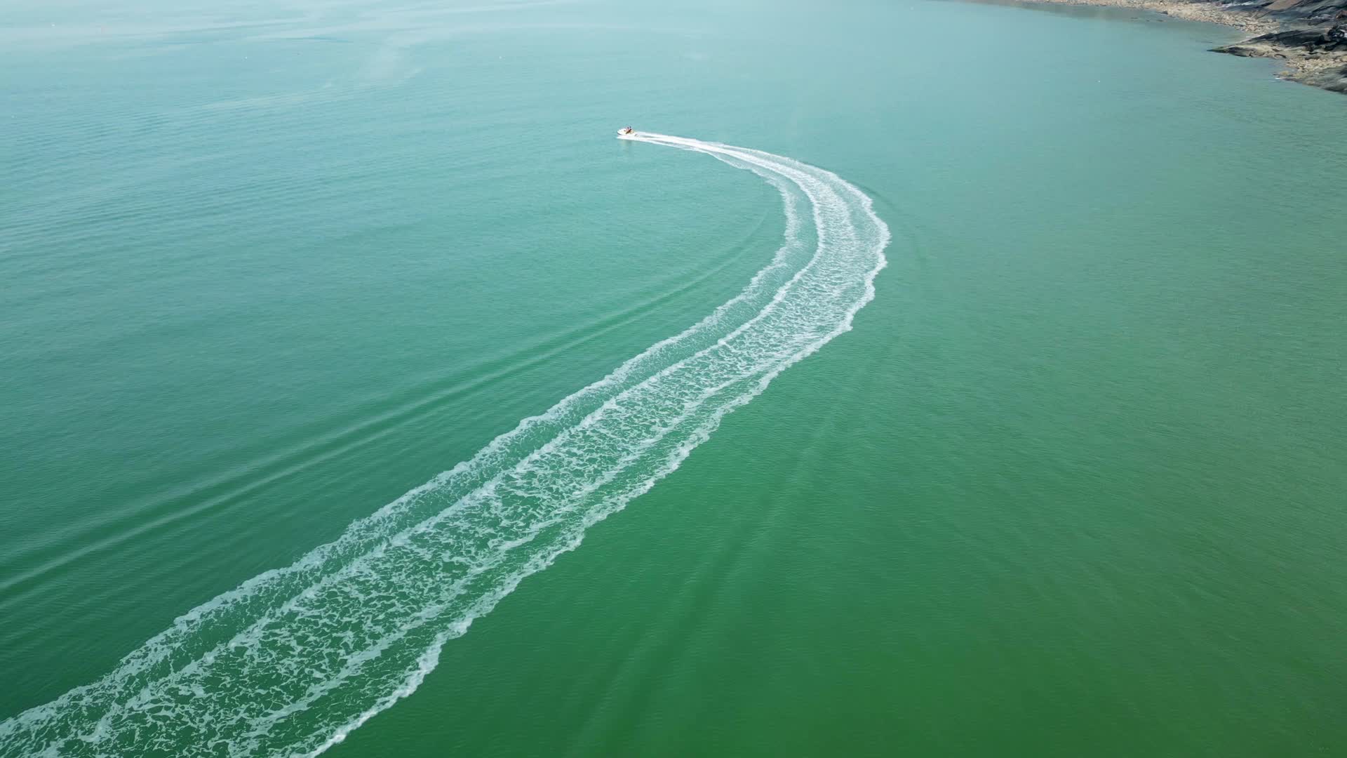 4K60帧海上摩托艇飞驰溅起浪花视频的预览图