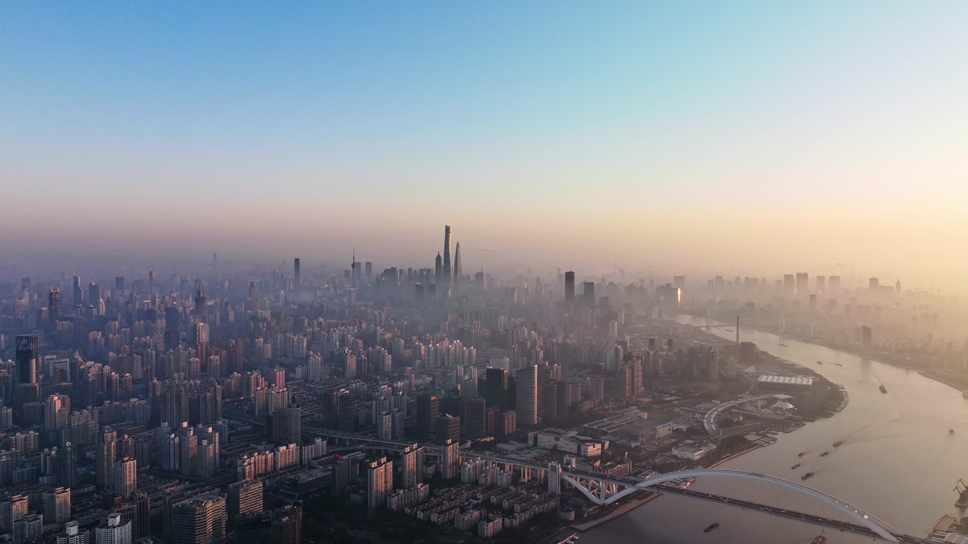 上海航拍延时4K外滩陆家嘴日出卢浦大桥视频的预览图