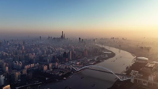 上海航拍延时4K外滩陆家嘴日出卢浦大桥视频的预览图