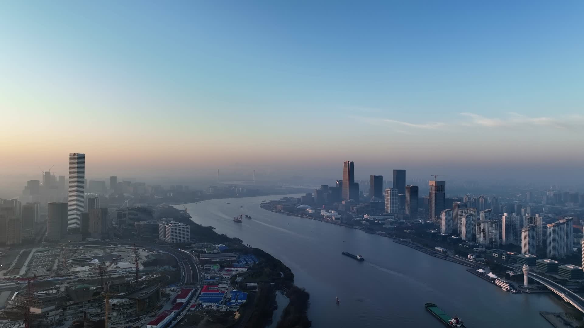 上海徐汇滨江两岸西岸卢浦大桥前滩后滩航拍视频的预览图