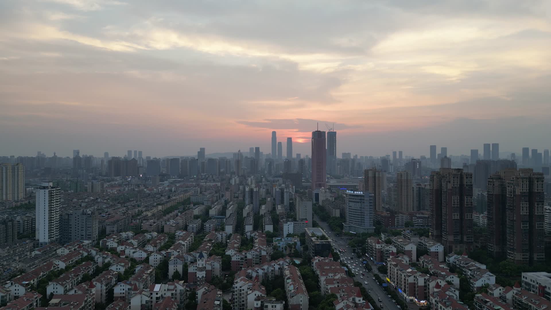 航拍湖南长沙大景夕阳晚霞城市天际线视频的预览图