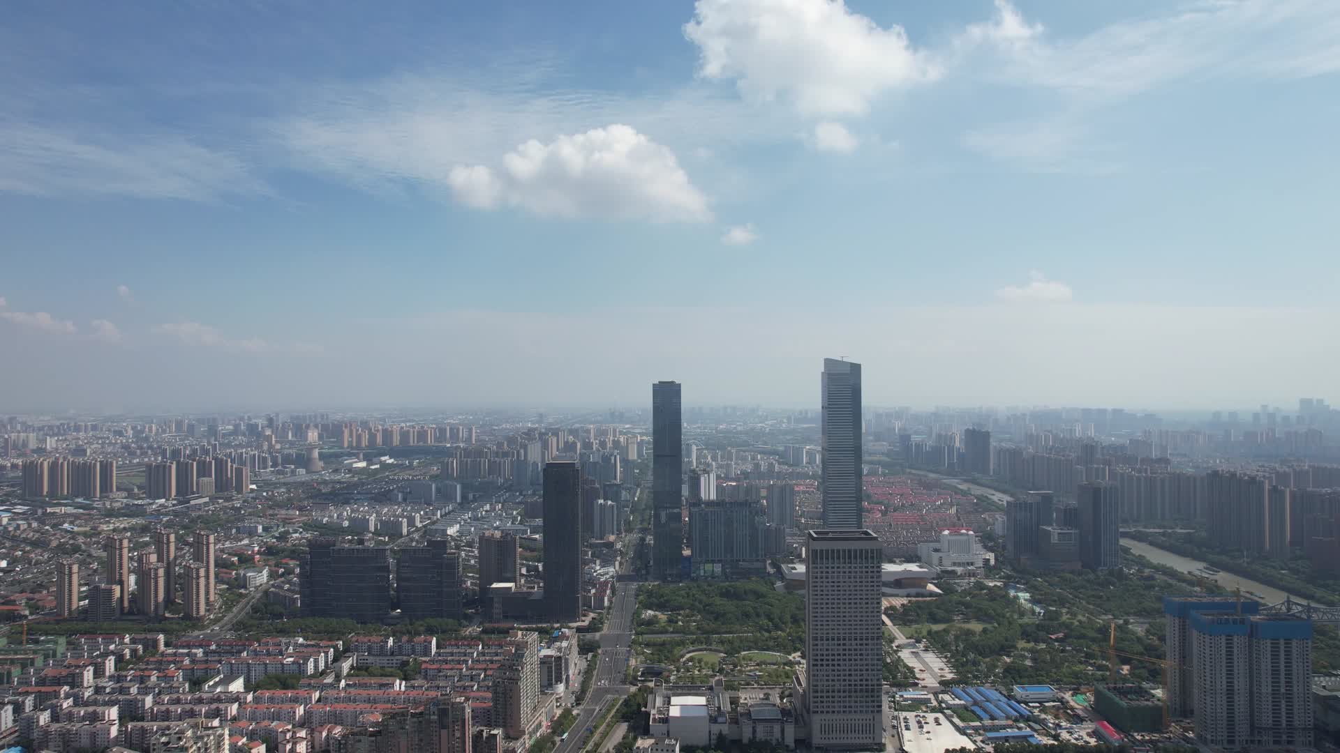 航拍江苏无锡太湖广场国金中心视频的预览图