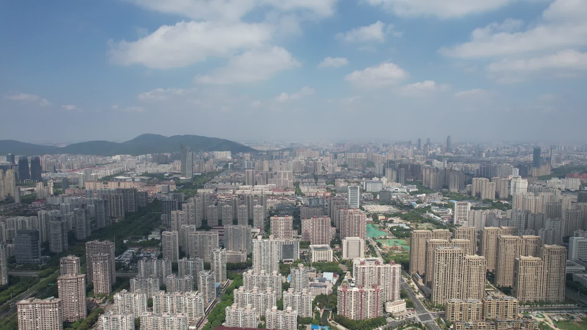 航拍江苏无锡城市天际线视频的预览图
