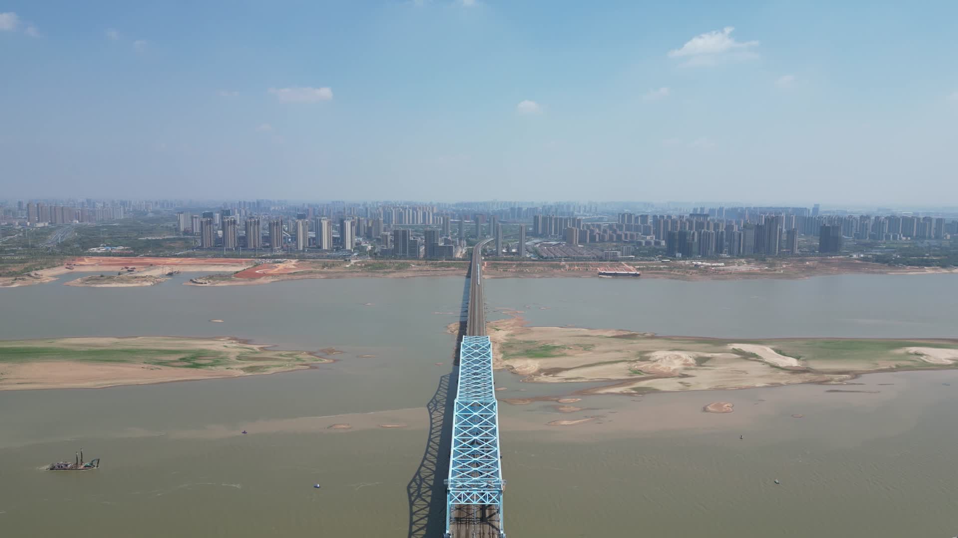 航拍江西南昌赣江高铁大桥视频的预览图