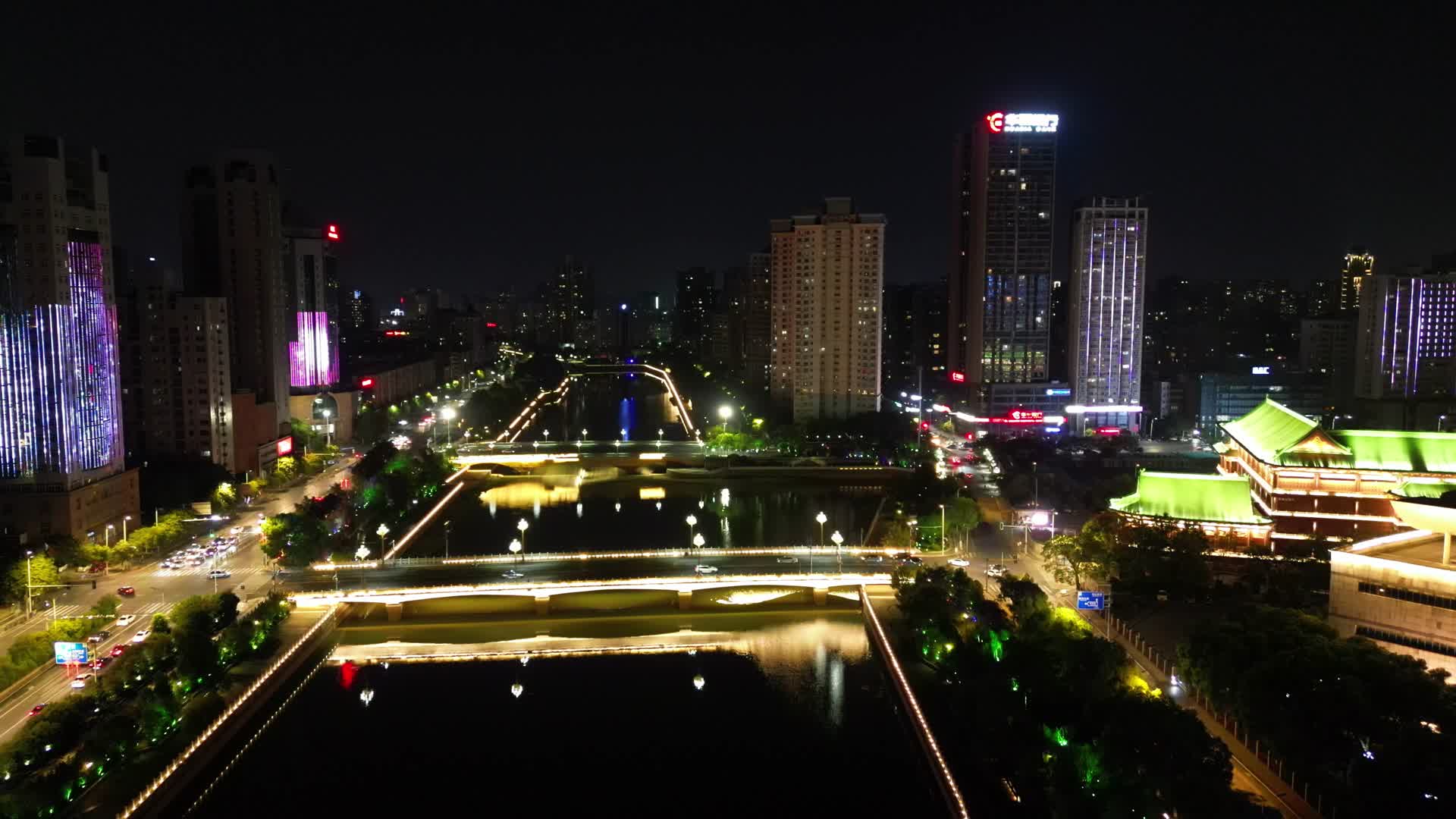 航拍江西南昌抚河城市夜景视频的预览图