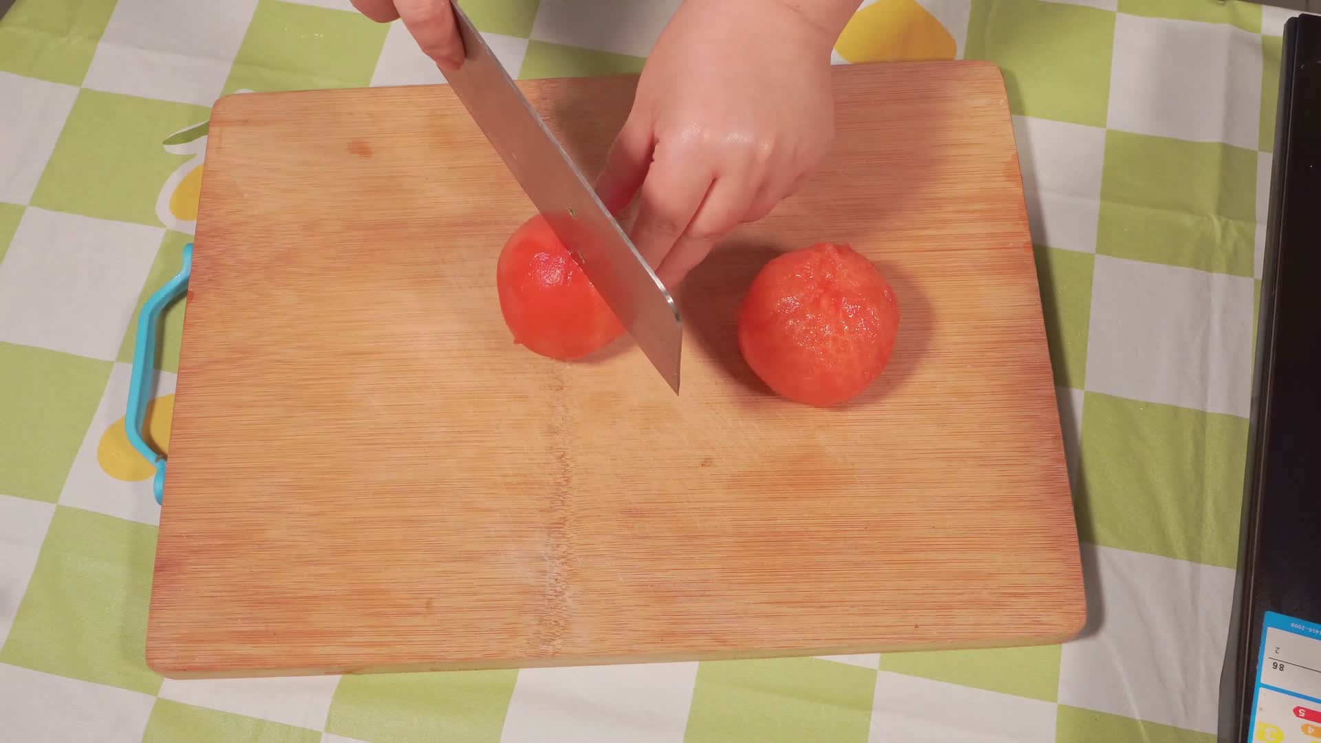 去皮番茄切丁西红柿丁视频的预览图