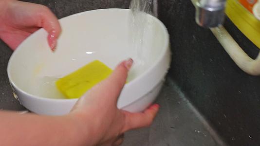 刷碗洗碗水池子水龙头做家务视频的预览图