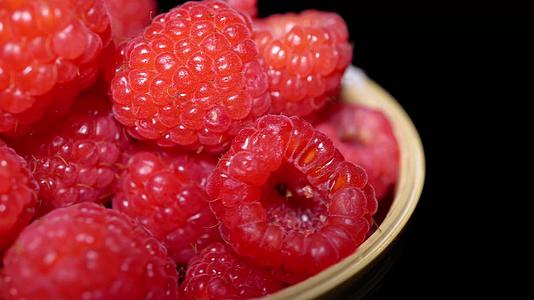 树莓蔓越莓浆果水果美食视频的预览图