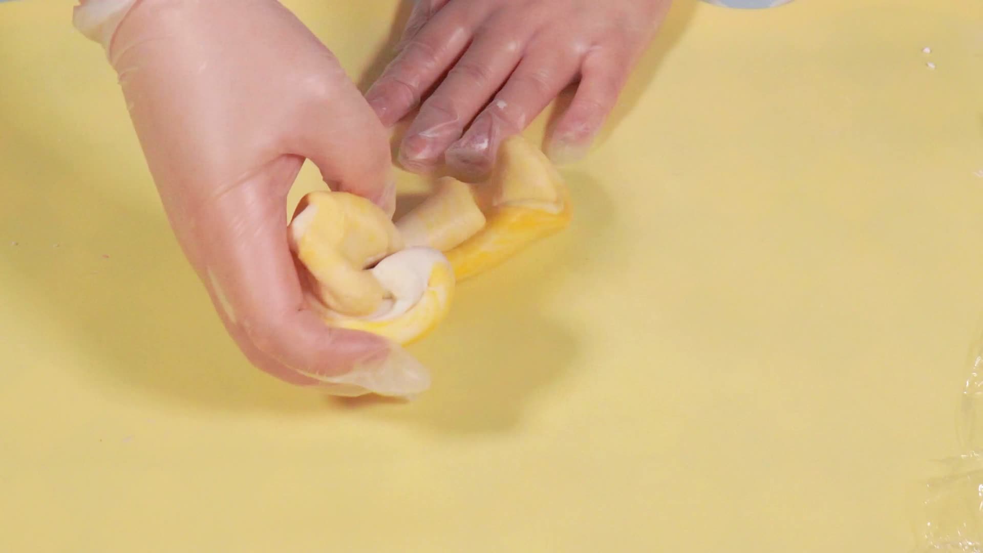 食用色素加面团揉制彩色面团泥塑面点师视频的预览图
