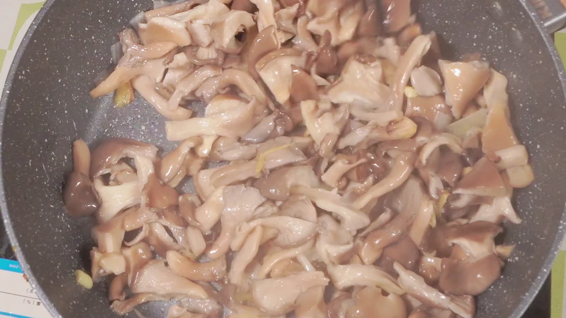 时蔬炒蘑菇炒平菇炒秀珍菇视频的预览图
