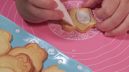 霜糖饼干卡通饼干DIY烘焙视频的预览图