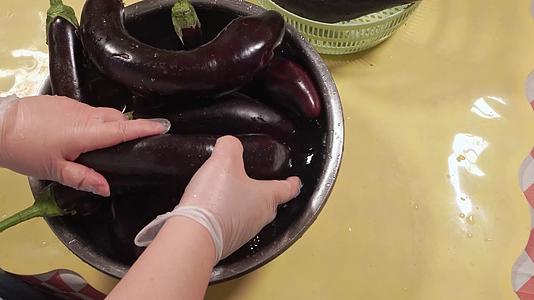 水盆清洗长茄子紫茄子洗茄子视频的预览图