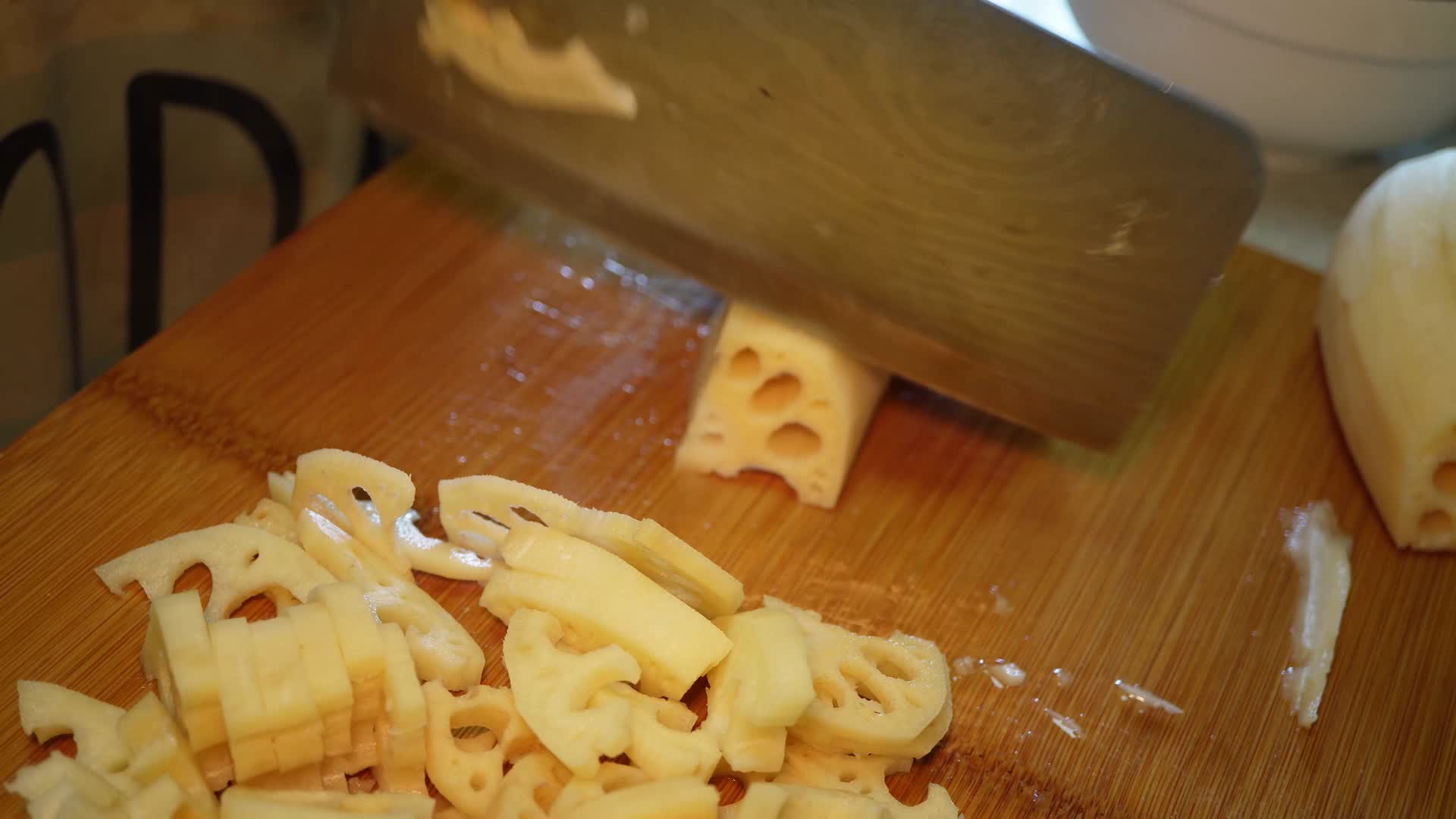 刷洗莲藕切莲藕片做饭视频的预览图