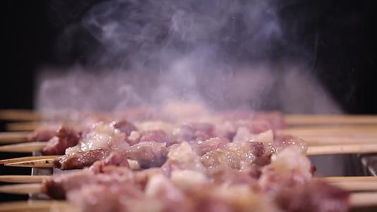 炭火烤炉明炉烧烤冒烟烤肉羊肉串视频的预览图