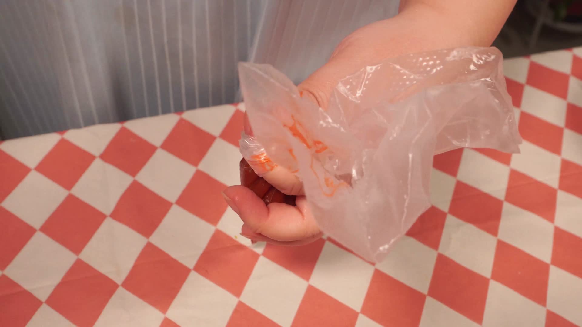塑料袋打包拌饭酱裱花袋装果酱视频的预览图