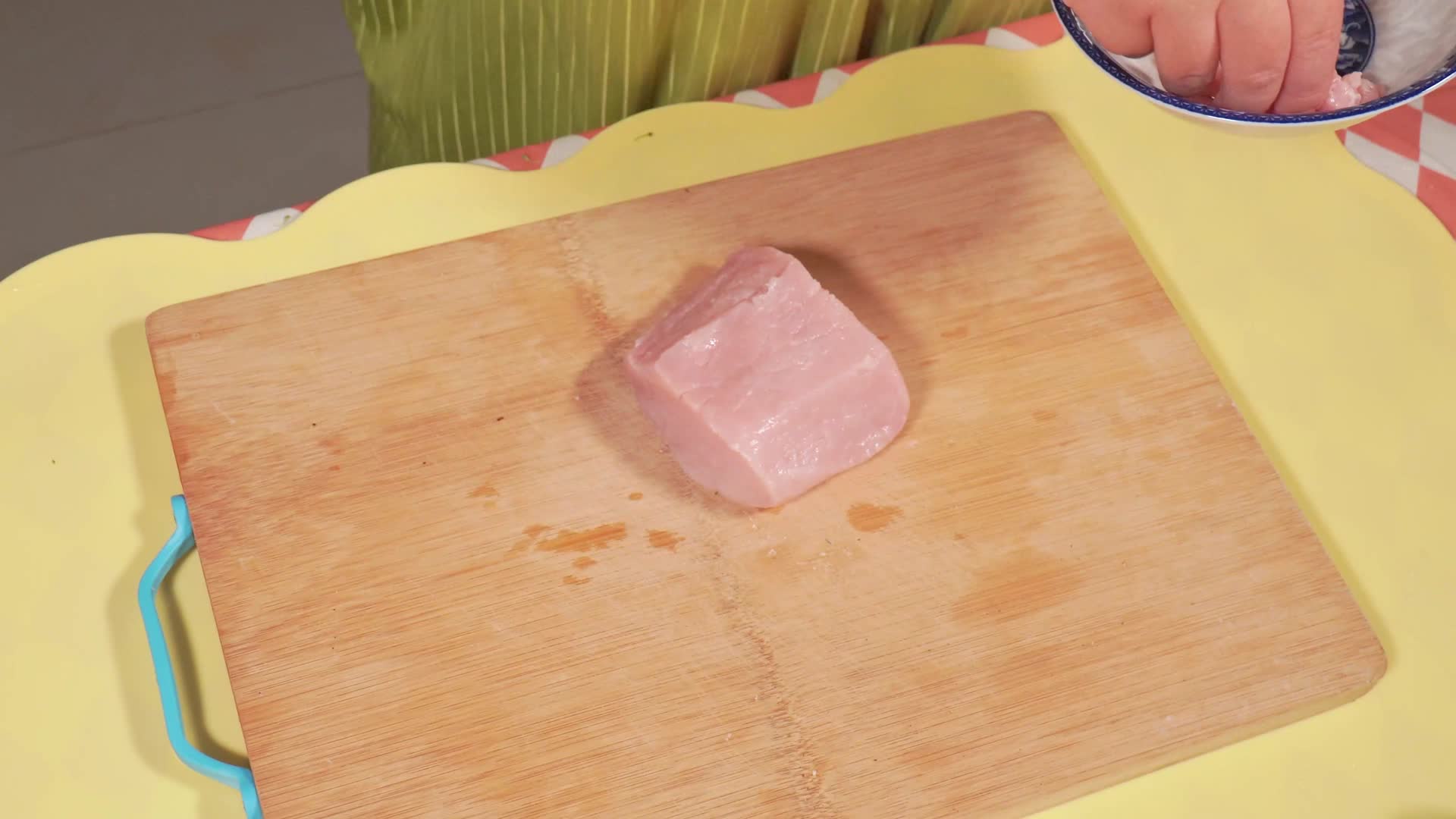 特写实拍猪里脊肉切丝瘦肉丝切肉视频的预览图