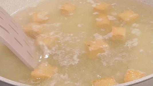 水煮鱼豆腐涮菜丸子视频的预览图
