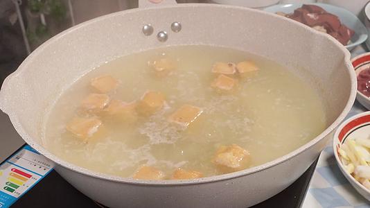 水煮鱼豆腐涮菜丸子视频的预览图