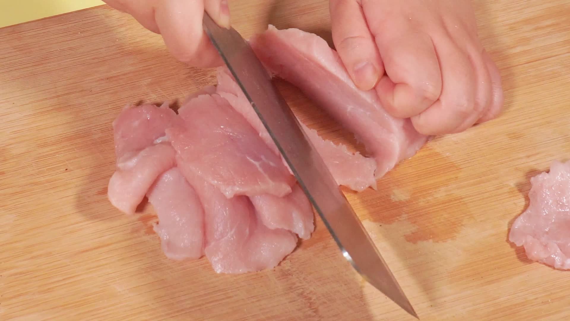 特写实拍猪里脊肉切丝瘦肉丝切肉视频的预览图